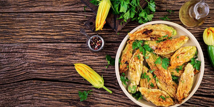 Fiori di zucca ripieni di pesto di zucchine (non fritti): un contorno gustoso a prova di dieta