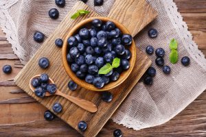 Con una dieta povera di flavonoidi aumenta il rischio di Alzheimer: i cibi e le ricette per fare il pieno
