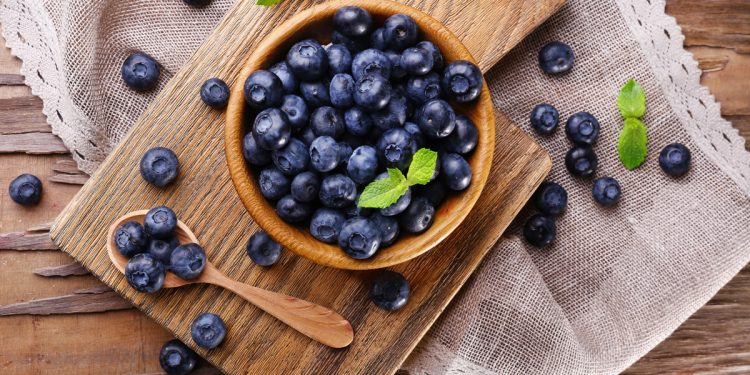 Una dieta povera di flavonoidi aumenta il rischio di Alzheimer: i cibi e le ricette per fare il pieno