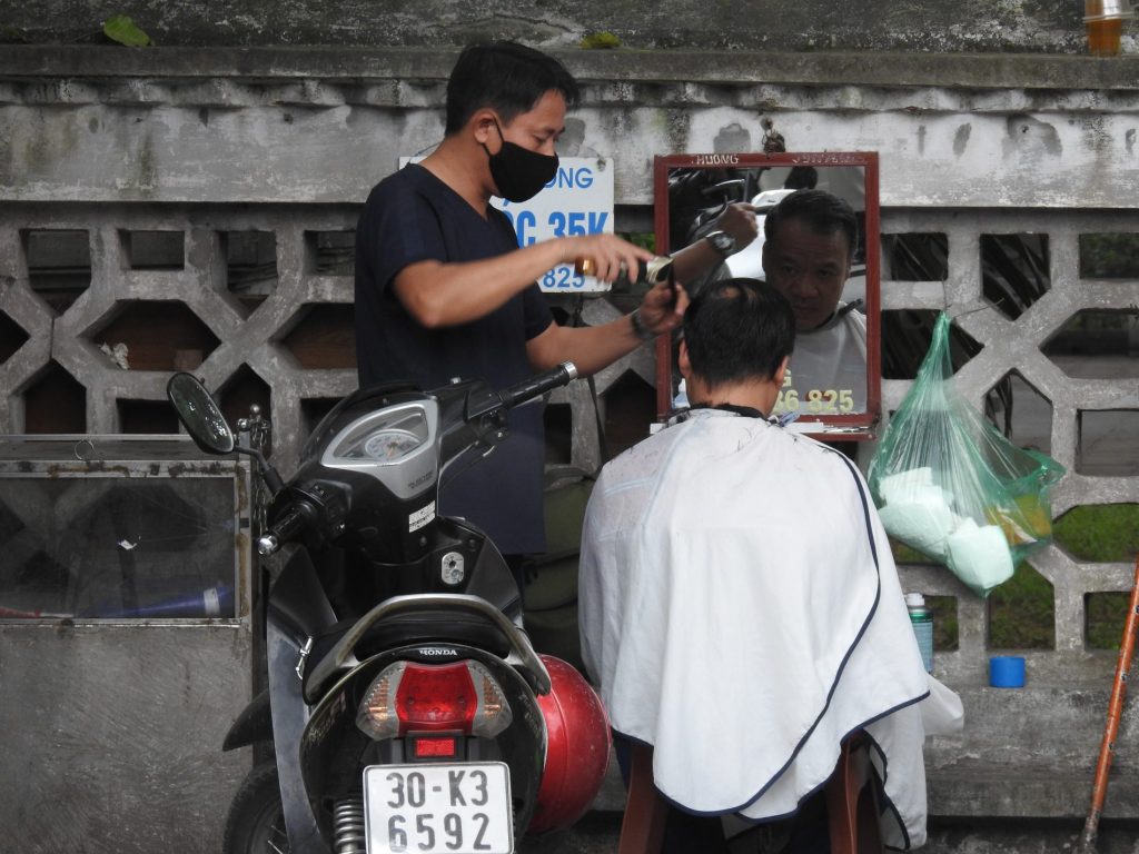 hanoi barbiere sulla strada