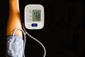 Ipertensione: che cos’è, valori, cause, sintomi e cura