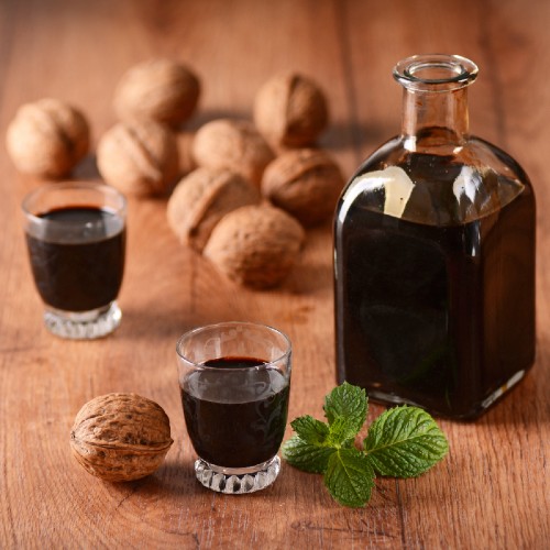 Nocino: la ricetta per fare a casa il liquore alle noci ...