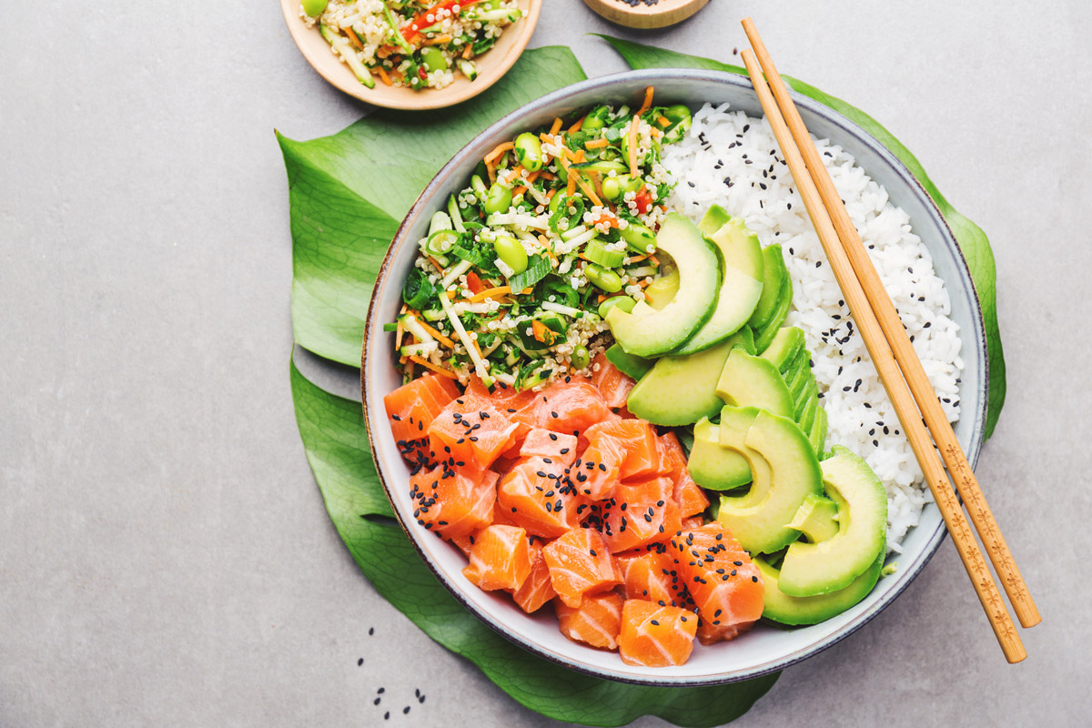 Pokè bowl hawaiano con pesce