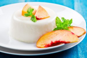 Semifreddo di soia con pesche e menta