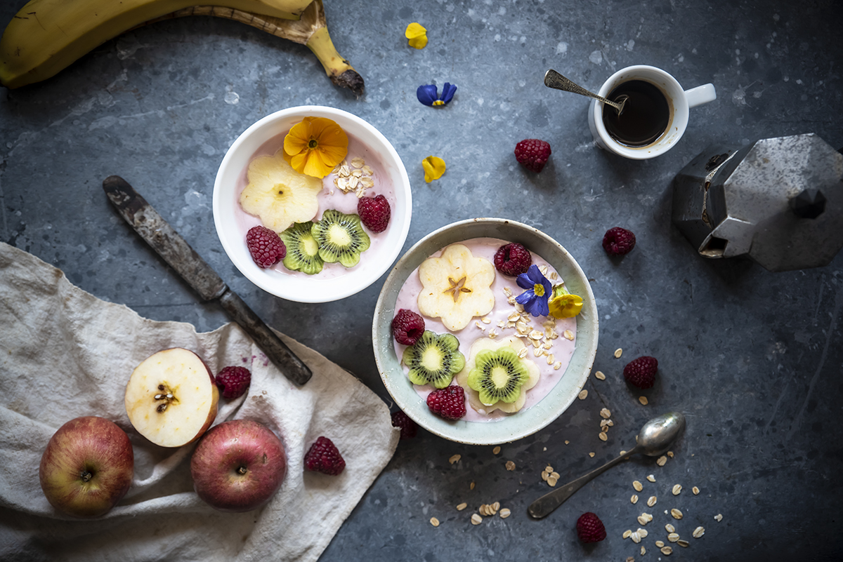 Smoothie bowl con yogurt greco e frutta