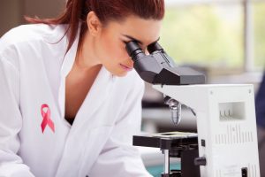 Tumore al seno, nuove speranze dalla ricerca: un algoritmo apre la strada a cure su misura