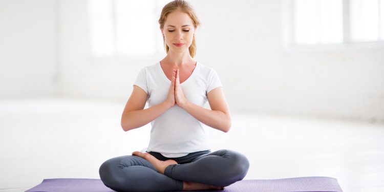Yoga contro l'emicrania: la pratica regolare allevia il dolore e riduce gli episodi
