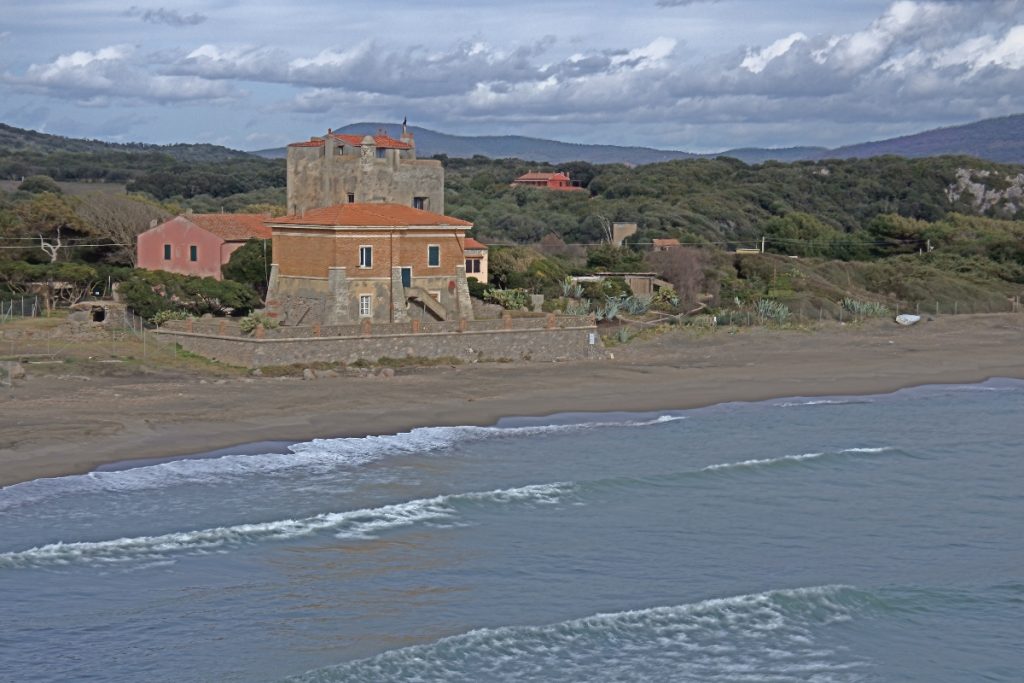 Ansedonia spiaggia della tagliata con torre Puccini