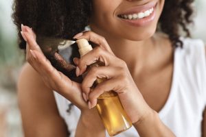 Olio ristrutturante per capelli: come usarlo e guida all’acquisto dei migliori prodotti
