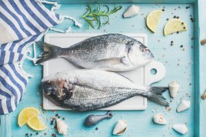 Orata: fonte di proteine e omega 3, 2 ricette light per cucinarla a dieta