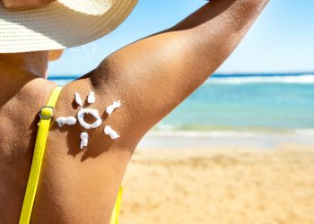 abbronzatura sicura: consigli, solari e cibi per proteggere la tua pelle