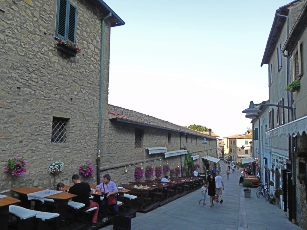 castiglione scendendo dal borgo antico