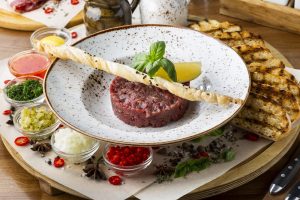 Cibi crudi d’estate per fare il pieno di vitamine: 4 ricette fresche e veloci