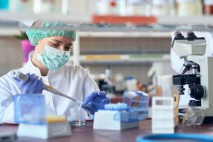 SARS-CoV-2: risultati promettenti dai vaccini in sperimentazione a Oxford e in Cina