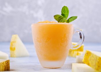 calorie del melone: una tazza in vetro colma di granita al melone