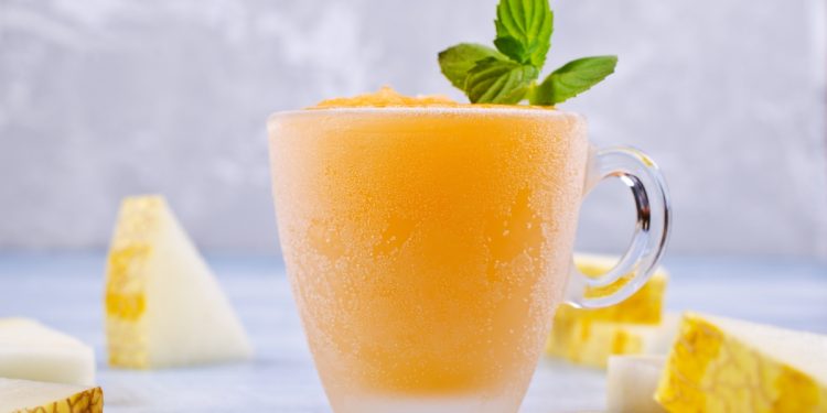 calorie del melone: una tazza in vetro colma di granita al melone