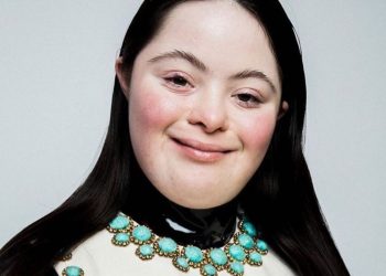 Ellie Goldstein, una bellezza non convenzionale per Gucci: la modella con sindrome di Down nuovo testimonial beauty
