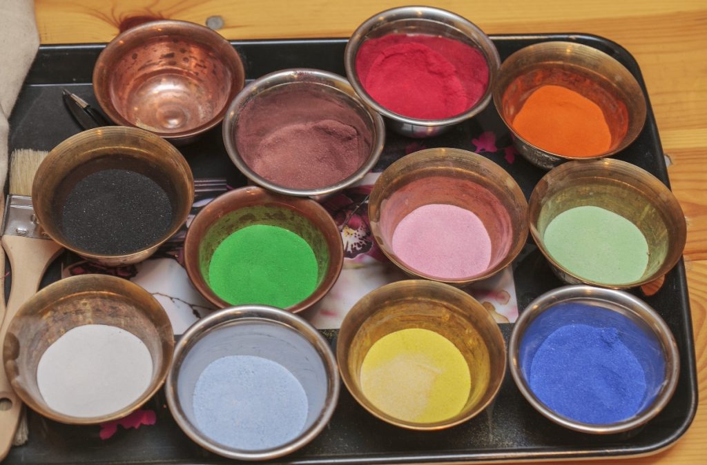  colori per disegnare  mandala di sabbia  che fanno i monaci tibetani