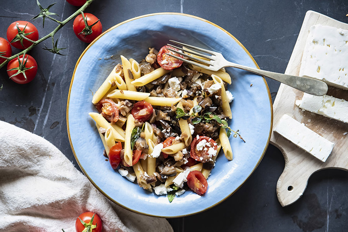 pasta fredda con melanzane, feta e pomodorini