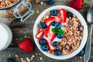 Yogurt greco: proprietà, usi e tutto quello che c’è da sapere