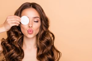 Acqua micellare: che cos’è, come si usa e come sceglierla