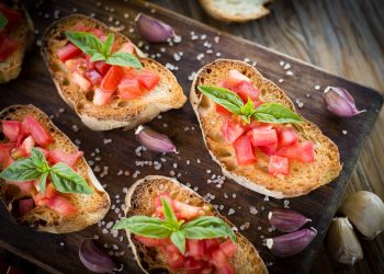 cosa mangio stasera: bruschette al pomodoro e basilico e spicchio di aglio