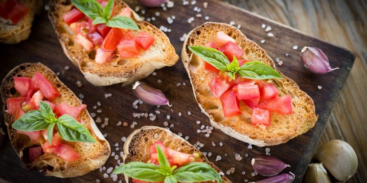 cosa mangio stasera: bruschette al pomodoro e basilico e spicchio di aglio