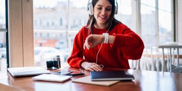 una giovane donna che guarda il suo smartwatch