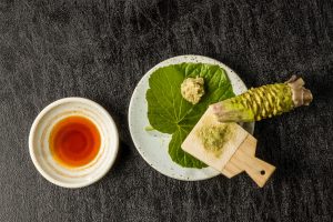Wasabi: cos’è, cosa contiene, proprietà, benefici e usi in cucina della salsa verde giapponese
