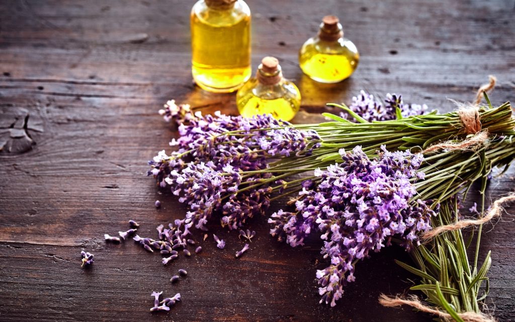 benefici dell'olio essenziale di lavanda