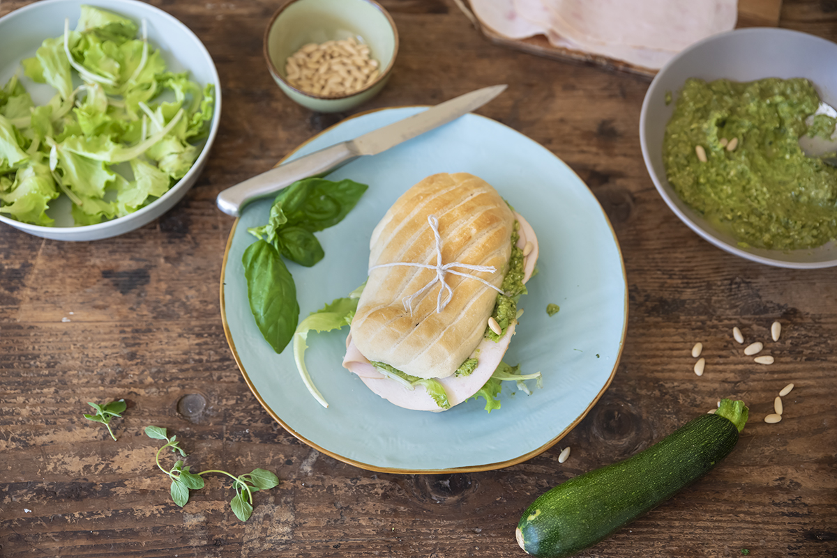 Panino con pesto di zucchine, fesa di tacchino arrosto e lattughino