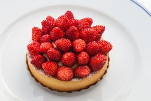 Tortine con fragoline di bosco e foglioline di menta