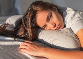 carenza di ferro: una donna molto stanca sdraiata sul letto