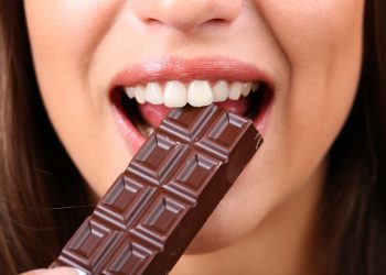 cioccolato fondente fa bene all'umore e alla salute