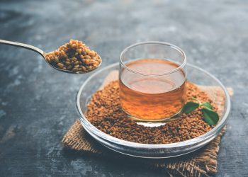 Una tisana a base di fieno greco essiccato in una tazza di vetro