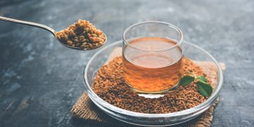 Una tisana a base di fieno greco essiccato in una tazza di vetro