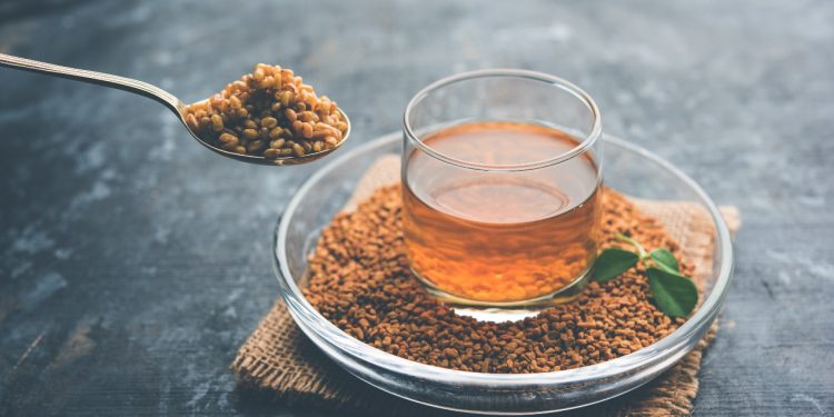 Una tisana a base di fieno greco essiccato in una tazza di vetro