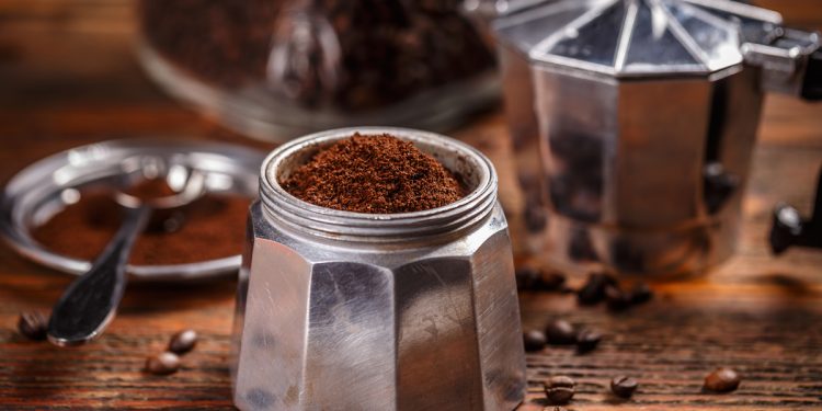 Fondi di caffè: 4 utilizzi per la casa e la beauty routine
