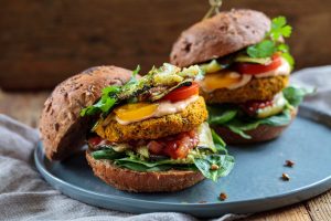 Hamburger vegetariano o veggie burger, la ricetta con lenticchie e patate