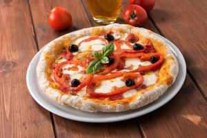Pizza con peperoni e olive, una ricetta nutriente