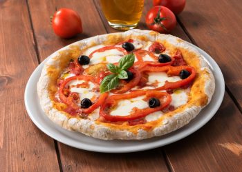 pizza con peperoni e olive