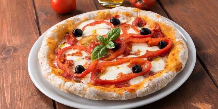 pizza con peperoni e olive