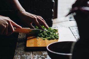 Prezzemolo: il re delle erbe aromatiche tra proprietà, benefici, controindicazioni e ricette