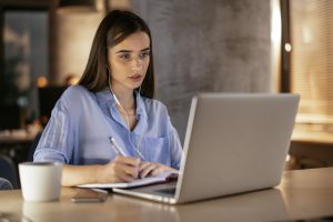 Governo spinge lo Smart working: 5 esercizi per allungare e rilassare i muscoli della schiena