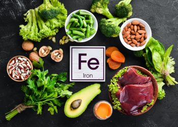 carne, uova, legumi, avocado, tanti alimenti ricchi di ferro su fondo nero