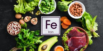 carne, uova, legumi, avocado, tanti alimenti ricchi di ferro su fondo nero