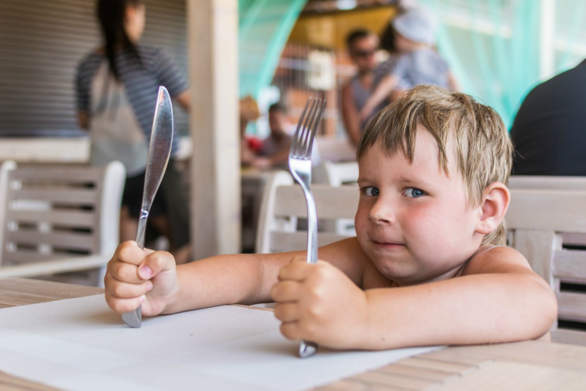 bambini-mangiano-male