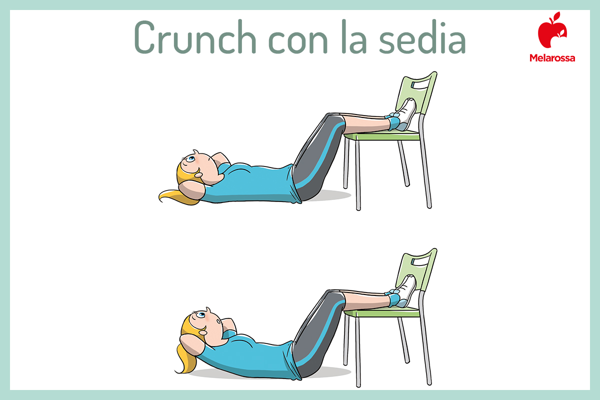 crunch con i piedi sulla sedia 