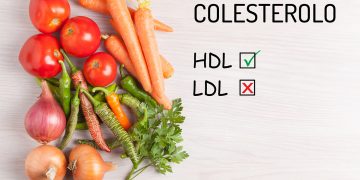 Gruppo di verdure: carote, pomodori, cipolle, peperoni e sedano