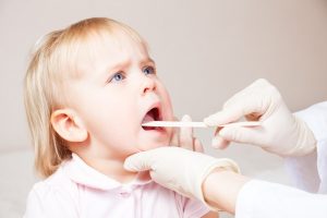 Faringite: che cos’è, sintomi, cause, diagnosi e rimedi del mal di gola